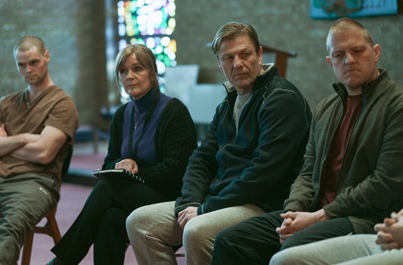 v.l.n.r.: Baz (Bobby Schofield), Marie-Louise (Siobhan Finneran), Mark Cobden (Sean Bean) und Flanagan (Shaun Mason). – Bild: WDR/​BBC Studios/​James Stack