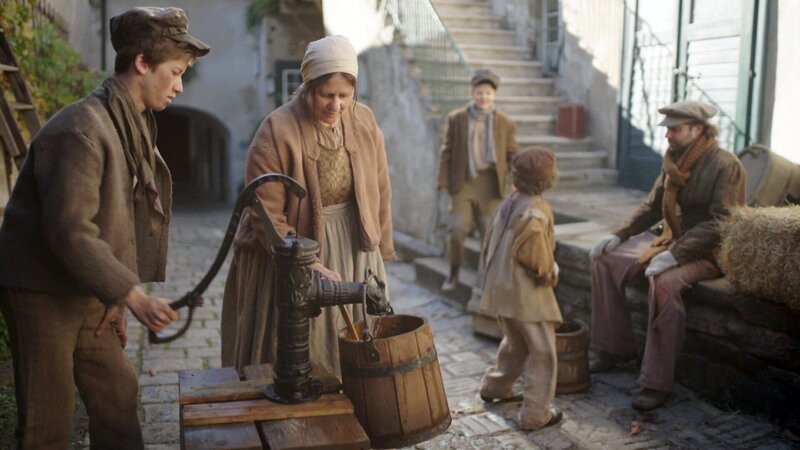 Ob beim Essen, in der Körperpflege, in der Medizin – unser heutiges Leben fußt auf der Hygiene. Doch die Hygiene ist historisch gesehen ein ziemliches Novum. Noch bis weit in die zweite Hälfte des 19. Jahrhunderts lagen die Hausbrunnen der Zinshäuser direkt neben den Senkgruben und bildeten gefährliche Infektionsherde. So etwa während der Weltausstellung 1873 im Hotel Donau beim Prater. Die Cholera-Epidemien rafften Zigtausende hinweg, bis die Wiener Hochquellleitung mit ihrem klaren Bergwasser die Stadt von dieser Geißel erlöste. Die Dokumentation folgt zwei Pionieren der österreichischen Hygiene, dem Epidemiologen Anton Drasche und dem Chirurgen Ignaz Semmelweis, bei ihrem Kampf für die Sauberkeit. Im Bild: Ärmliche Familie in einem Elendsquartier. – Bild: ORF, Clever Contents