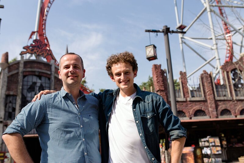 Julian und Achterbahnexperte Bernd im Holiday Park. – Bild: BR/​megaherz gmbh/​Hans-Florian Hopfner