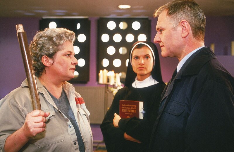 Uschi (Barbara Freier, li.) beschuldigt Jörg (Armin Dallapiccola), an der Explosion, bei der Walter und Bea anscheinend umgekommen sind, Schuld zu sein, doch sie hat keine Beweise gegen ihn (Mi. Katrein Frenzel als Ruth). – Bild: RTL