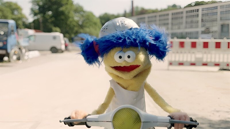 Biene will herausfinden, was Liebe ist und zieht mit ihrem Roller los. – Bild: WDR/​Die Sendung mit dem Elefanten