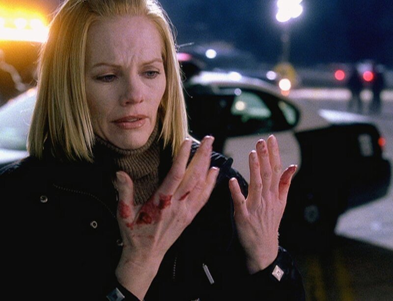 Catherine (Marg Helgenberger) kann nicht mehr allen Businsassen helfen. Viele sterben am Unfallort an ihren schweren Verletzungen. – Bild: MG RTL D /​ CBS