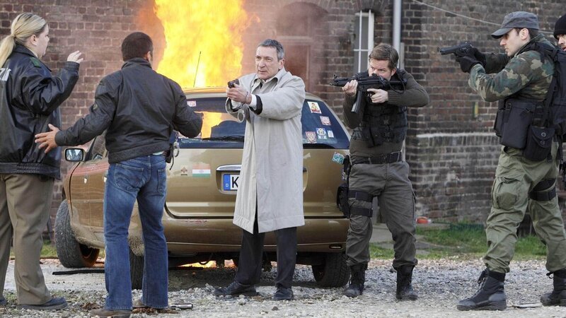 Die Polizistin Lanz (Manuela Wisbeck, l.), Semir (Erdogan Atalay) und Kress (Rudolf Kowalski, M.) werden von Ott (André Dietz, 2.v.r.) und Aigners Männern (r. Komparse) gestellt, als Kress plötzlich die Seiten wechselt und die Waffe auf Semir und Regine Lanz richtet … – Bild: MG RTL D /​ Guido Engels