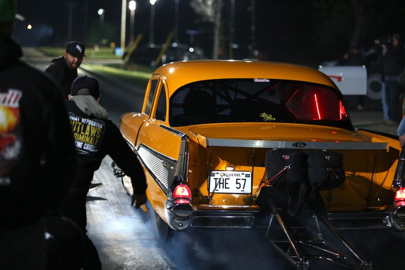 Jeff Lutz performs a burnout. – Bild: Discovery Communications