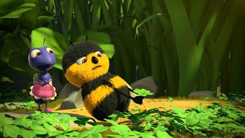 Heini Hummel hat seinen Talisman verloren. Und Anna Ameise freut sich für ihren Freund, dass er nun ein vierblättriges Kleeblatt gefunden hat. Hoffentlich geht die Pflückaktion gut! Dann will Heini sich den neuen Glücksbringer um den Hals hängen. – Bild: ZDF/​2019 – METHOD ANIMATION … /​ KiKA