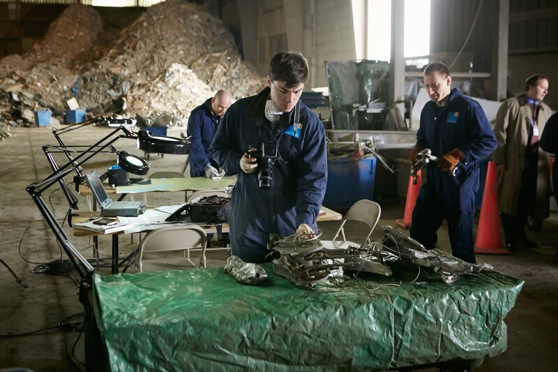 REENACTMENT – Niederländische Ermittler suchen inmitten der Trümmer der Absturzstelle nach dem Absturz von El Al Flug 1862 in einen Vorort von Amsterdam nach Flugzeugtrümmern. – Bild: National Geographic Channels /​ Cineflix International Media