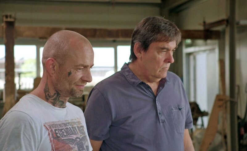 Mit Spannung fiebern alle auf den Tag des Gusses hin. – Bild: SWR