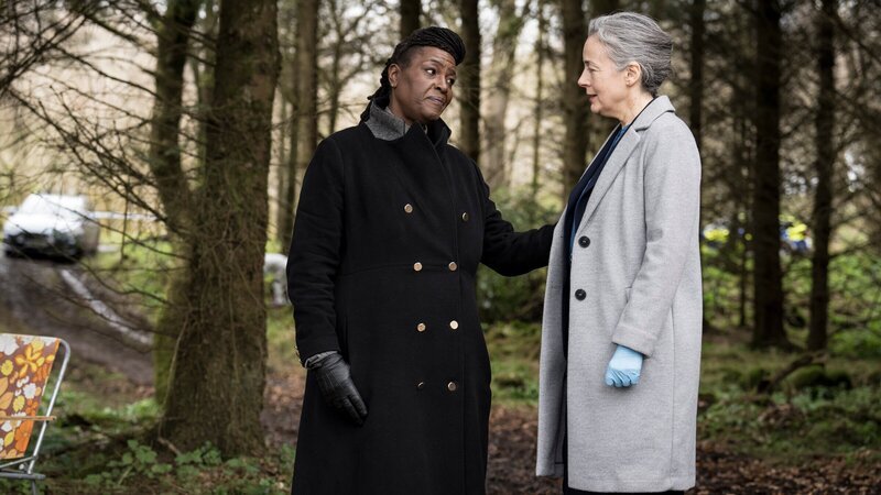 Ungewöhnlich für Ellis (Sharon D Clarke, l.): Kollegin DCI Val Cotton (Amanda Drew, r.) freut sich über die aus London gesandte Unterstützung. – Bild: ZDF