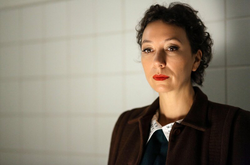 Margarethe Ottillinger (Ursula Strauss) bei ihrer Verhaftung 1948. – Bild: phoenix/​ORF/​Epo Film/​Petro Domenigg