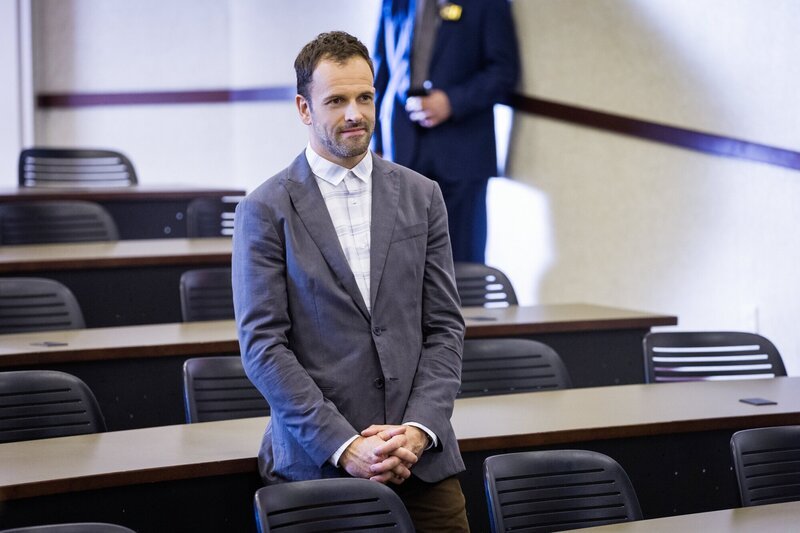 Ein anerkannter Mathematiker wird tot aufgefunden. Sherlock Holmes (Jonny Lee Miller) und Joan Watson versuchen alles, um den Mordfall zu lösen und hinter das Geheimnis einer streng bewachten Formel zu kommen. – Bild: CBS Television