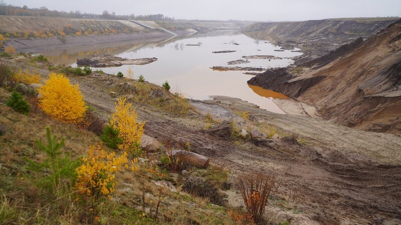 Eine ehemalige Braunkohlegrube verwandelt sich in den größten See in Brandenburgs: der Cottbuser Ostsee entsteht. An der Stadtgrenze geht es um Superlative. Hier wächst der künftig größte künstliche See Deutschlands, drei Mal so groß etwa wie der Müggelsee. – Der künftige Seegrund – Bild: rbb