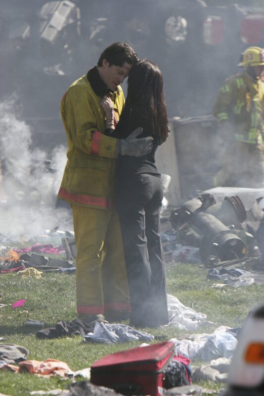 Ein riesiges Passagierflugzeug ist auf dem Platz vor dem Rathaus abgestürzt. Jim (David Conrad, l.) ist überglücklich, dass Melinda (Jennifer Love Hewitt, r.) unverletzt ist … – Bild: ABC Studios
