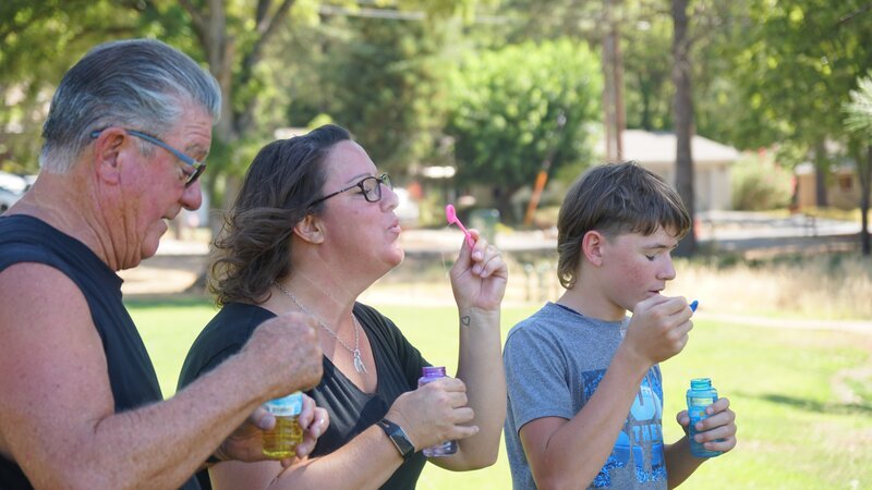 Vater, Tochter, Enkel: Warum altern wir – und lässt sich dieser Prozess aufhalten? – Bild: ServusTV /​ Bilderfest