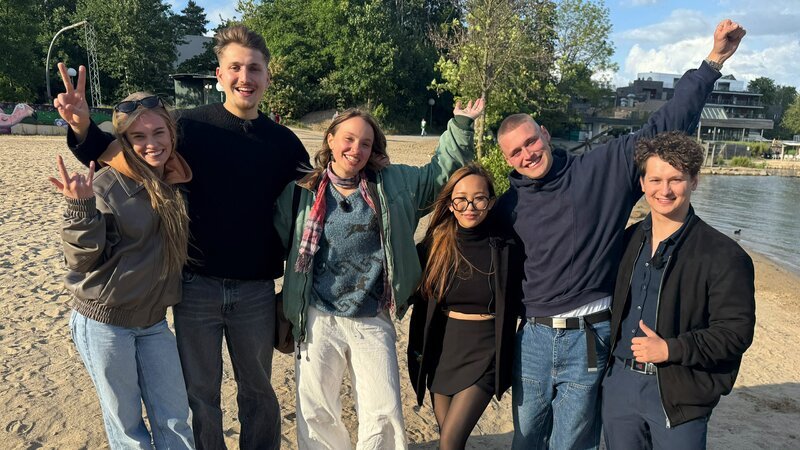 Alexa, Robin, Greta, Trang, Ole und Deniz feiern ihr Comeback als WG-Allstars. Statt schicker Villa gibt es dieses Mal zwei komfortable Camper am See. – Bild: ZDF/​Georg Bussek /​ KiKA