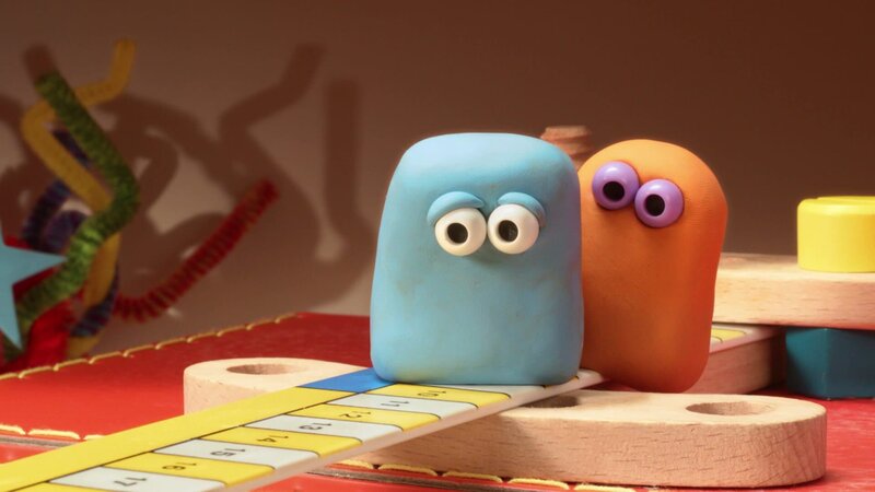 Die Mini Boings springen von einem Sprungbrett, doch Blau traut sich nicht. – Bild: WDR/​Die Sendung mit dem Elefanten