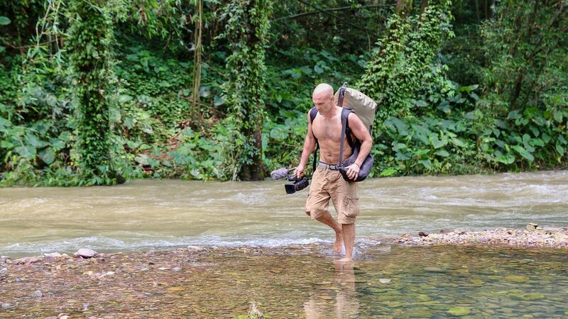 Ep04 – Ed Stafford walks along the river in Guangxi China – Bild: Warner Bros. Discovery