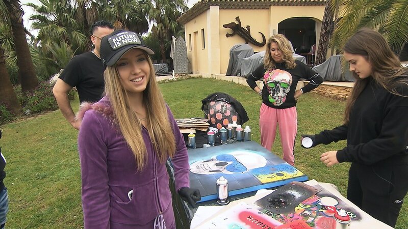 Shania (li.) widmet sich gemeinsam mit dem S-Art Künstler Shari anderen kreativen Dingen. Doch dann geht die gestalterische Leidenschaft mit ihr durch.. – Bild: RTLZWEI, Geiss TV