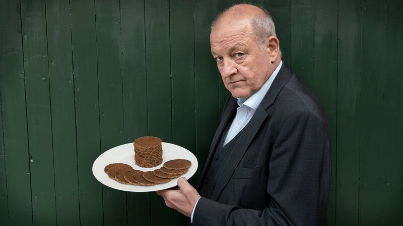 Beweise finden ist Wilsbergs (Leonard Lansink) tägliches Brot. Aber Beweise beschaffen, damit einem Mitarbeiter Diebstahl nachgewiesen werden kann, nicht. Doch genau das fordert Fabian Barkland (Laurens Walter), Inhaber einer Großbäckerei für Pumpernickel, von dem Münsteraner Privatdetektiv. – Bild: Thomas Kost /​ ZDF Enterprises GmbH