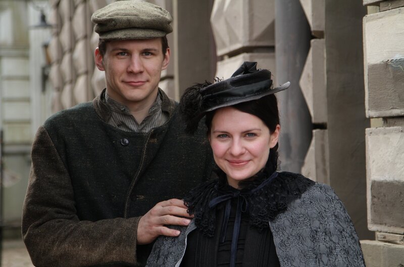 Bergmann Oskar und Kindermädchen Ida suchen in Essen ein besseres Leben. – Bild: SWR/​WDR/​Marcis Abele/​Story House