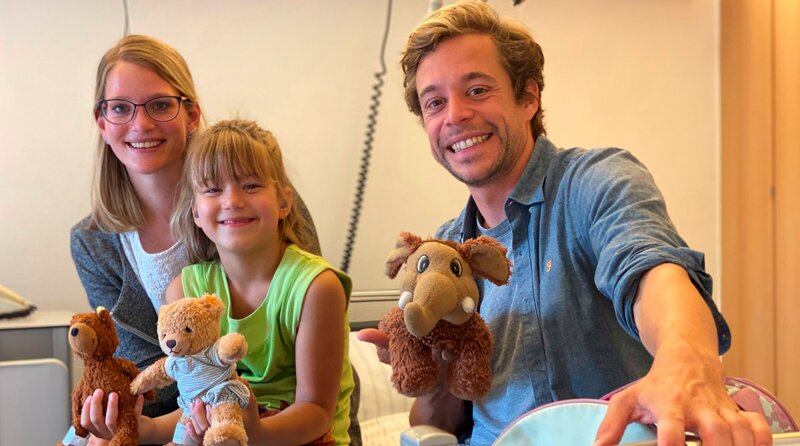 Gemeinsam mit Nina findet Tobi heraus, was ein Cochlea-Implantat ist und wie es Nina beim Hören helfen soll. – Bild: BR/​megaherz gmbh/​Nikola Krivokuca