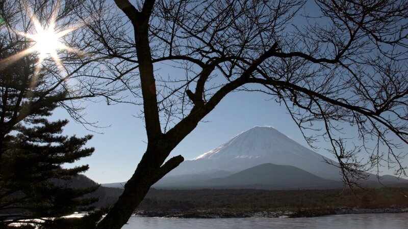 Der Fujiyama ist der wohl berühmteste Vulkan Japans. Die japanischen Inseln zählen zu den Gebieten mit der höchsten vulkanischen Aktivität der Erde. – Bild: ZDF und NDR/​NDR Naturfilm