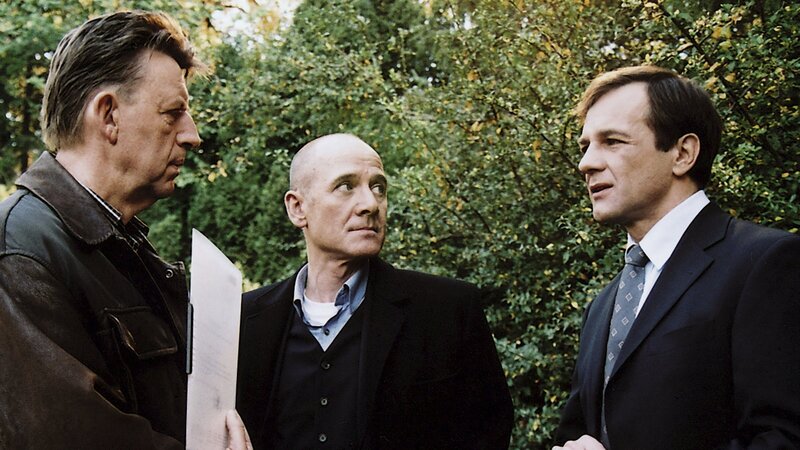 Bertram Rademacher (Peter Davor, r.) erteilt KHK Joe Hoffer (Jörg Gudzuhn, l.) und Gerichtsmediziner Dr. Robert Kolmaar (Ulrich Mühe, M.) Auskunft . Doch sagt er die Wahrheit? – Bild: ZDF