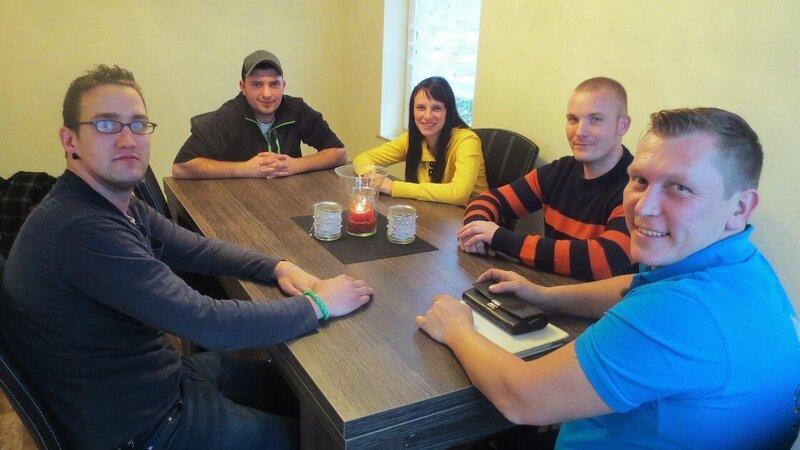 Von links: Hans, dessen Freunde Patrick, Caroline und Steve, zusammen mit Trödelexperte Otto Schulte. – Bild: RTL II