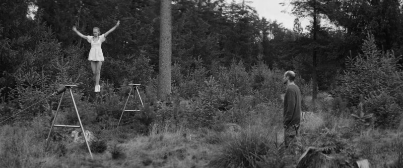 Der Holzfäller (Robert Kuchenbuch) kommt auf eine Lichtung, auf der Seiltänzerin (Sarah Lindermayer) ihre Übungen macht. – Bild: ZDF