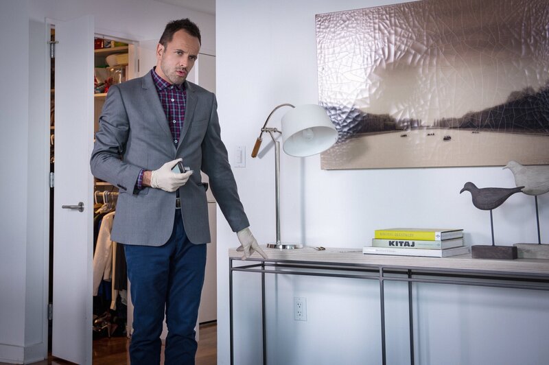 Ein neuer Fall wartet auf Sherlock Holmes (Jonny Lee Miller) … – Bild: CBS Television