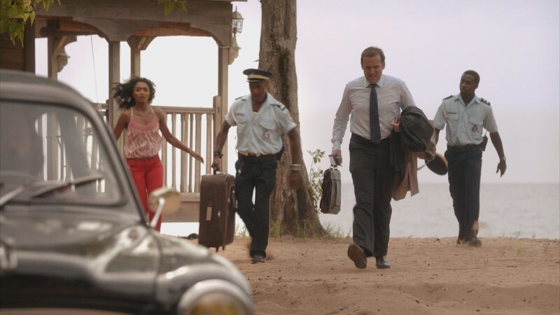 Camille Bordey (Sara Martins, l.), Dwayne Myers (Danny John-Jules, 2.v.l.) und Fidel Best (Gary Carr, r.) bringen DI Richard Poole (Ben Miller, 2.v.r.) noch zum Auto, bevor er sich auf seine Reise macht. Das Team vermisst ihn jetzt schon. – Bild: ZDF und BBC