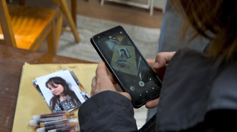 Maggie Kring sucht nach Ilona (Nicola Magdalena Lüders). Weiteres Bildmaterial finden Sie unter www.br-foto.de. – Bild: ARD Degeto/​Syrreal Dogs GmbH/​CBS Studios/​Repro/​Repro