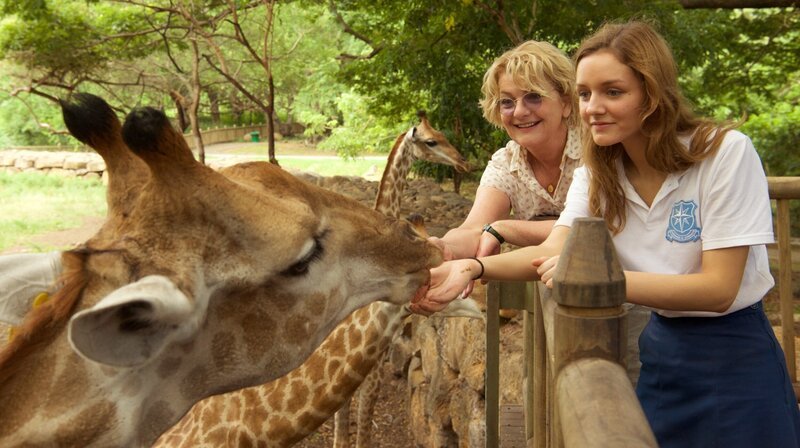 Henriette (Saskia Vester) verbringt mit Stella und Marie (Pia Soppa) einen tollen Tag im Tierpark – Bild: port.hu