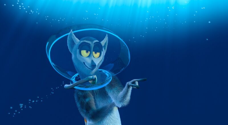 King Julien trifft auf eine Gruppe von Haien. Was die großen Meeresbewohner wohl von der U-Boot Crew wollen? – Bild: ORF/​Universal