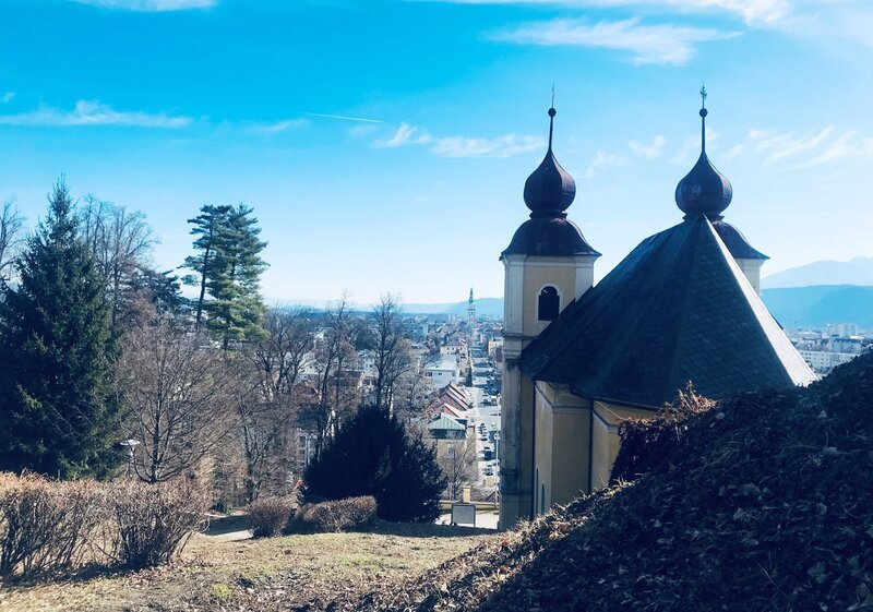 Kreuzberglkirche mit Blick auf Klagenfurt. – Bild: ORF/ORF-Kärnten Kreuzberglkirche mit Blick auf Klagenfurt. – Bild: ORF/ORF-Kärnten