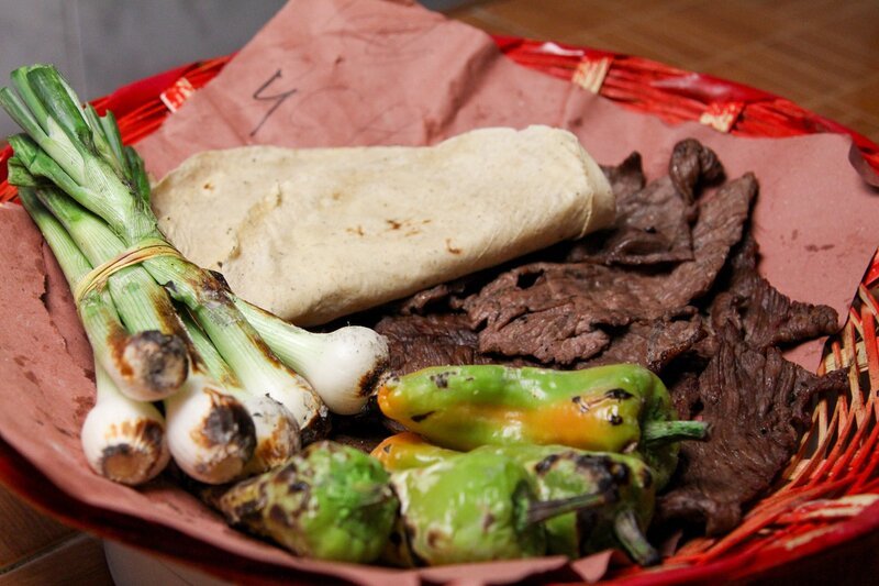 Tasajo wird mit frischen Zwiebeln, Chilis und Tortillas im „Asaderos“ in Oaxaca serviert. – Bild: ORF/​Warner/​The Travel Channel