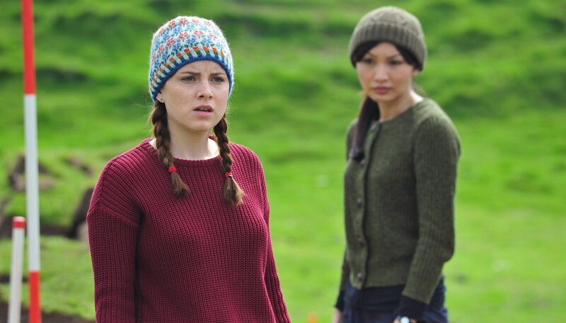 Archäologin Hattie James (Gemma Chan, re.) und Doktorandin Sophie (Sophie Rundle) haben auf dem Grundstück der alten Mima einen menschlichen Schädelknochen gefunden. – Bild: ZDF und ARD Degeto/​ITV Studios