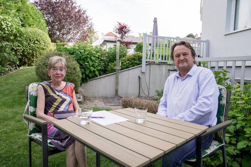 Hanno Settele spricht mit Berthilde Bergler aus Mödling über ihre Wegweisung aus einem Wiener Spital. – Bild: ORF/​Neulandfilm
