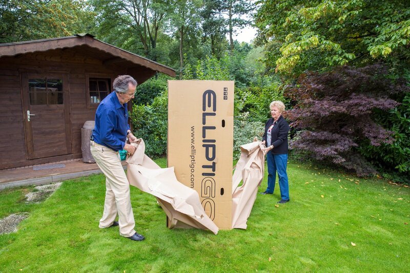 Jede Woche finden die Allestester eine neue, aufregende Lieferung eingepackt vor ihrer Haustüre, um sie auf Herz und Nieren zu testen. Unser Foto zeigt Opernsänger Ingrid (80) und Otto (79) beim Testen des Eliptigobikes – Bild: VOX /​ Bernd-Michael Maurer