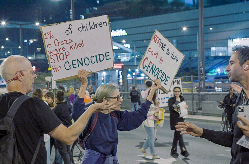 Eine israelische Demonstrantin, die für ein Ende des Völkermords in Gaza protestiert – Bild: Hikari/​Pictanovo