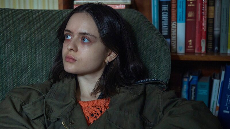 Finn (Viola Prettejohn) macht sich Sorgen um ihren großväterlichen Freund Morgan. – Bild: ZDF und Laura Radford