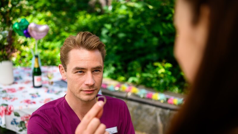 Lukas (Niklas Löffler, l.) macht Sofia (Kiara Brunken, r.) einen Heiratsantrag. – Bild: ZDF und Julia Feldhagen
