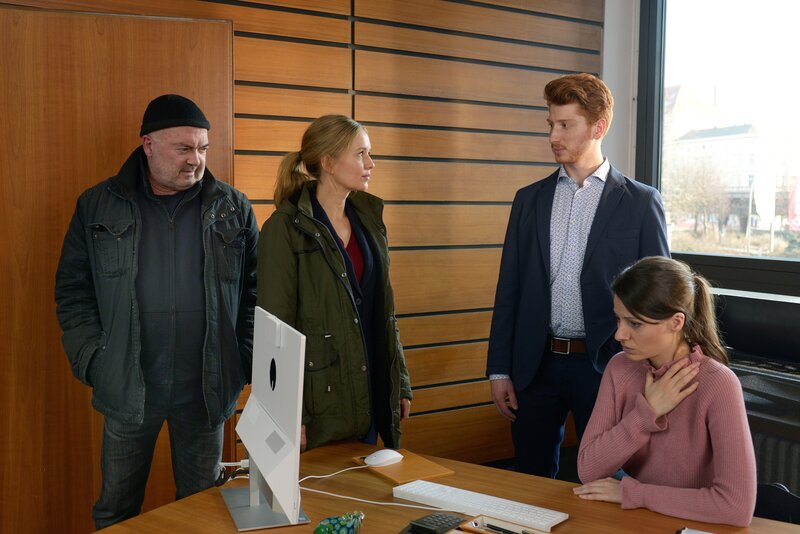 Linett (Stefanie Stappenbeck, 2.v.l.) und Otto (Florian Martens, l.) versuchen mithilfe von Sieberts Angestellten Frau Prager (Julia Hartmann, r.) und Herrn Meier (Jacob Meinecke, 2.v.r.) mehr über Siebert herauszufinden. – Bild: Katrin Knoke /​ ZDF