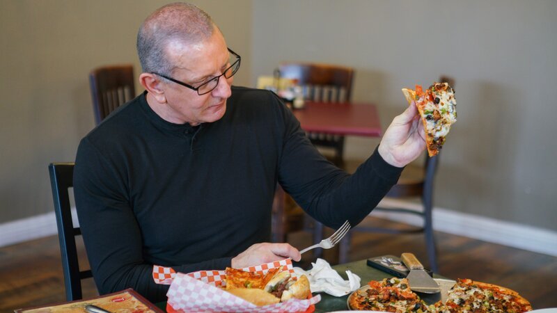 Chef Robert Irvine reviews the food from the old menu at Vinny’s Little Italy in Boulder City, NV, as seen on Restaurant:Impossible, Season 20. – Bild: Food Network US /​ Discover Images
