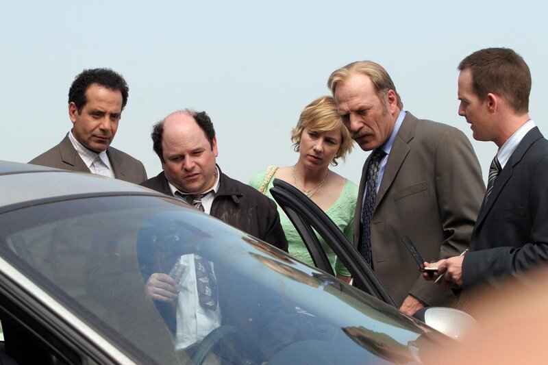 (v.li.): Adrian Monk (Tony Shalhoub), Marty Eels (Jason Alexander), Natalie Teeger (Traylor Howard), Capt. Leland Stottlemeyer (Ted Levine), Lt. Randall Disher (Jason Gray-Stanford). – Bild: ORF/​-. Andere Verwendung