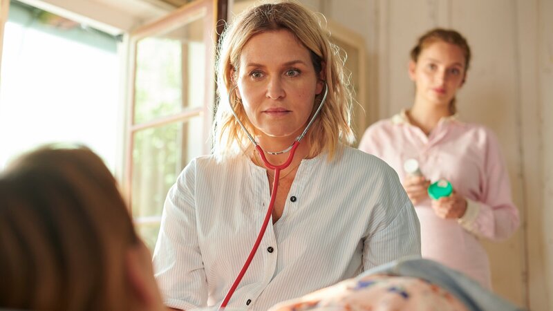 Die schwangere Tati Meisinger (Anouk Elias, l.) befürchtet eine schlimme Krankheit, doch Lena Lorenz (Judith Hoersch, M.) und Praktikantin Celine Gollert (Paulina Rümmelein, r.) können keine Auffälligkeiten feststellen. – Bild: ZDF