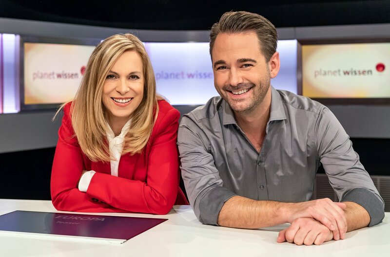 SÜDWESTRUNDFUNK Planet Wissen Montags bis freitags um 11:15 Uhr im SWR Fernsehen SWR-Moderatoren Birgit Klaus und Dennis Wilms. – Bild: SWR/​Alexander Kluge