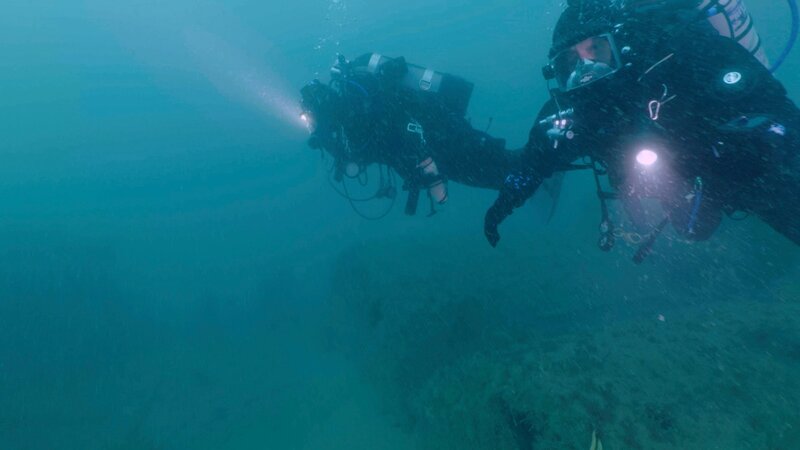 Ross Kemp und seine erfahrene Tauchpartnerin Emily Turton auf dem Wrack des Raddampfers Iona II aus dem 19. Jahrhundert. Bristol-Kanal. August 2021 – Bild: honeyB-ZLW /​ © THE HISTORY CHANNEL /​ Honey Bee Media
