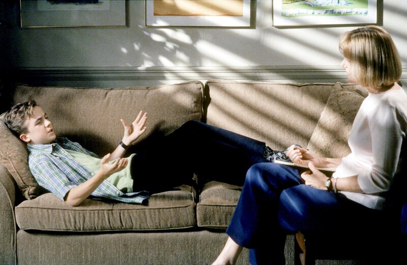 Malcolm (Frankie Muniz) erzählt der Therapeutin Christie (Nancy Lenehan) von seinen Ängsten. – Bild: ORF (FS1/​FS2) /​ ORF1