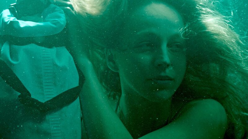 Lona Mendt (Petra Schmidt-Schaller) taucht ab – Bild: NDR/​Polyphon/​Philipp Sichler