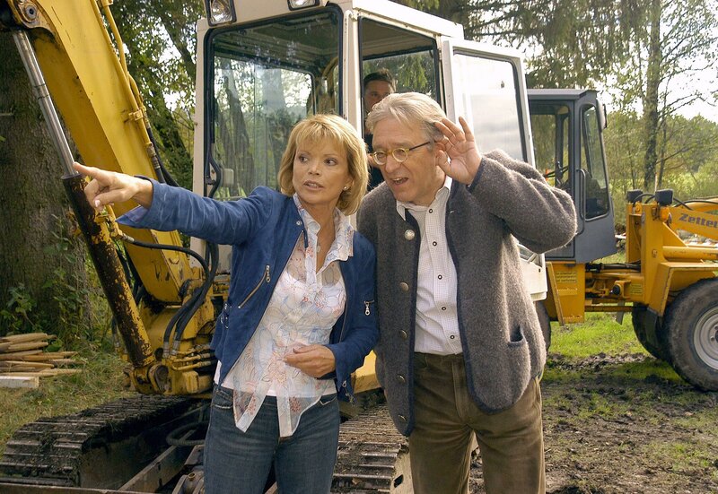 Antonia will ihrem Konkurrenten Breitwieser erklären, dass sein geplantes Bauvorhaben nicht rechtens ist, doch er stellt sich taub. – Bild: ARD Degeto/​Magdalena Mate